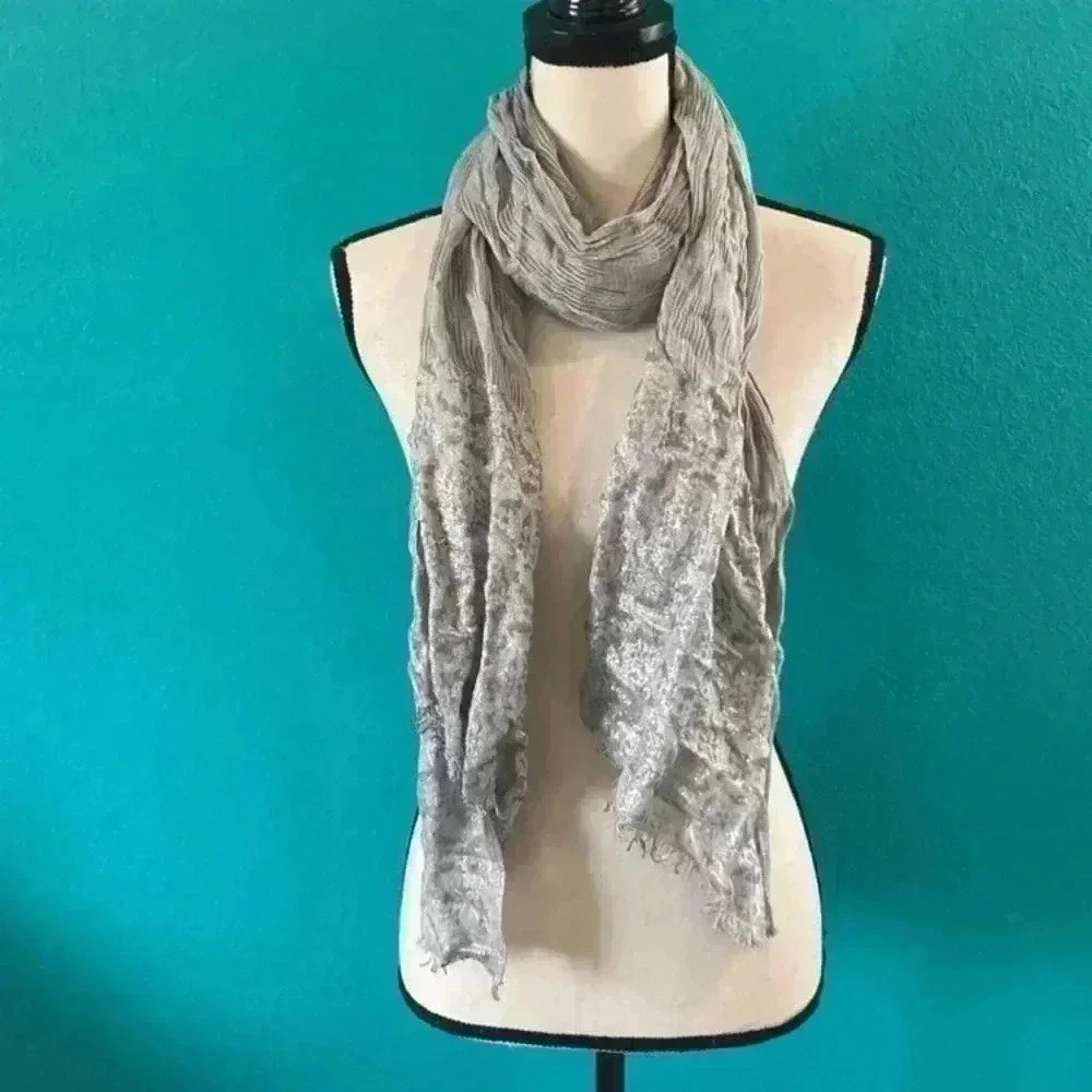⭐️ Silver thin accent scarf